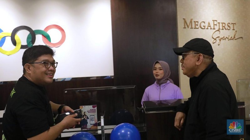 Direktur Utama Bank Mega Syariah, Yuwono Waluyo melayani nasabah saat Hari Pelanggan Nasional (Harpelnas) 2024 di Kantor Cabang Utama (KCU) Bank Mega Syariah, Jalan Rasuna Said Kav. 12, Jakarta Selatan, Rabu (4/9/2024). Kegiatan ini merupakan wujud komitmen Bank Mega Syariah dalam memberikan pelayanan terbaik dan mendekatkan diri dengan para nasabah. (CNBC Indonesia/Muhamad Sabki)