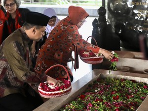 Momen Risma-Gus Hans Nyekar ke Makam Bung Karno & Tokoh Ulama