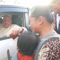 Tiba di Katedral, Paus Fransiskus Berkati Bayi Hingga Sapa Warga