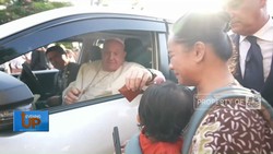 Tiba di Katedral, Paus Fransiskus Berkati Bayi Hingga Sapa Warga