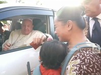 Tiba di Katedral, Paus Fransiskus Berkati Bayi Hingga Sapa Warga
