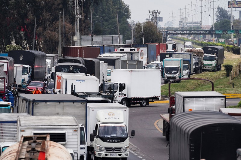Truk memblokir jalan selama protes terhadap kenaikan harga solar, di Bogota, Kolombia, 3 September 2024. Truk memblokir jalan selama protes terhadap kenaikan harga solar, di Bogota, Kolombia, 3 September 2024. (REUTERS/Nathalia Angarita)