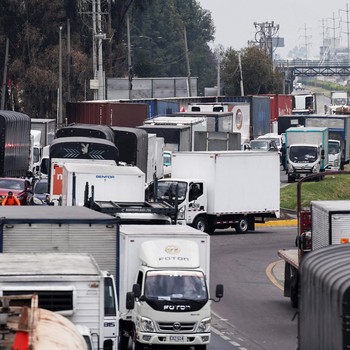 Potret Sopir Truk Mogok Kerja & Blokir Jalan Gegara Harga Solar Naik