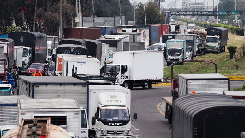 Truk memblokir jalan selama protes terhadap kenaikan harga solar, di Bogota, Kolombia, 3 September 2024. (REUTERS/Nathalia Angarita)