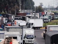 Potret Sopir Truk Mogok Kerja & Blokir Jalan Gegara Harga Solar Naik
