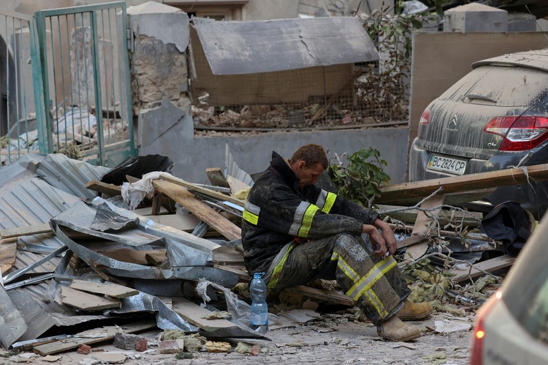 Russia Ukraine War In this photo provided by the State Emergency Service of Ukraine, a residential building burns after a Russian strike in Lviv, Ukraine, Wednesday, Sept. 4, 2024. (State Emergency Service of Ukraine via AP)