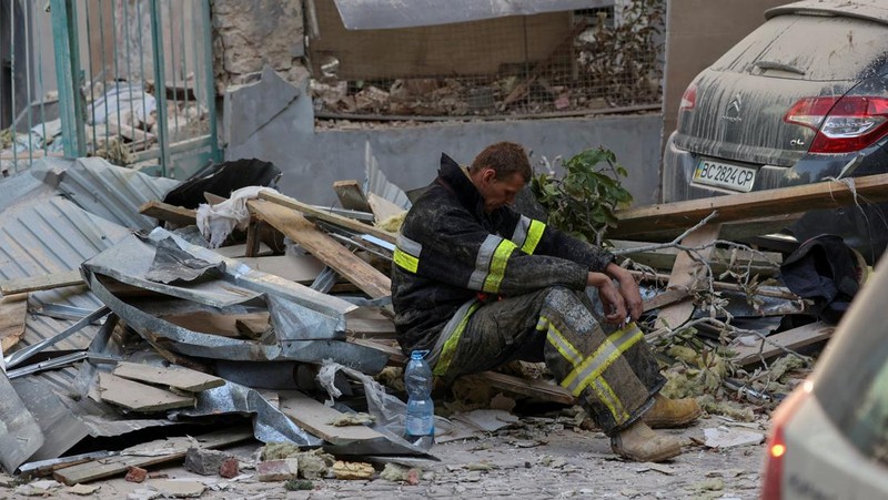 In this photo provided by the State Emergency Service of Ukraine, a residential building burns after a Russian strike in Lviv, Ukraine, Wednesday, Sept. 4, 2024. (State Emergency Service of Ukraine via AP)