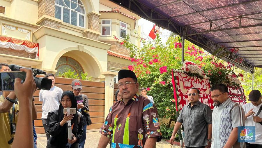 Calon Wakil Gubernur DKI Jakarta, Rano Karno tiba di kediaman Faisal Basri di Komplek Gudang Peluru, Jakarta Selatan, Kamis (5/9/2024). (CNBC Indonesia/RIndi Salsabila)