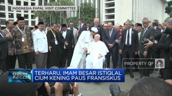 Video: Terharu, Imam Besar Istiqlal Cium Kening Paus Fransiskus