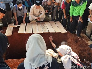 Isak Tangis Iringi Pemakaman Jenazah Faisal Basri di TPU Menteng Pulo