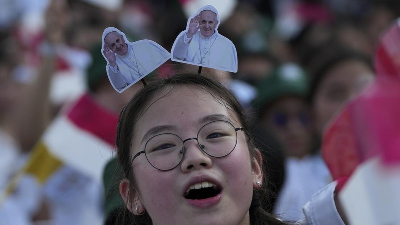 People wait for the arrival of Pope Francis before a mass at the Gelora Bung Karno Stadium in Jakarta, Thursday, Sept. 5, 2024. (Yasuyoshi Chiba/Pool Photo via AP)