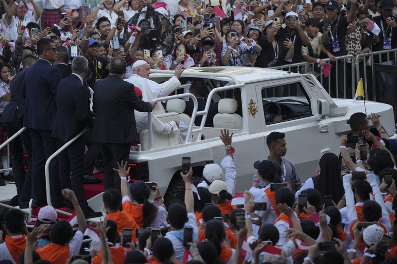 Indonesia Asia Pope People wait for the arrival of Pope Francis before a mass at the Gelora Bung Karno Stadium in Jakarta, Thursday, Sept. 5, 2024. (Yasuyoshi Chiba/Pool Photo via AP)