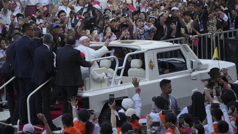 People wait for the arrival of Pope Francis before a mass at the Gelora Bung Karno Stadium in Jakarta, Thursday, Sept. 5, 2024. (Yasuyoshi Chiba/Pool Photo via AP)