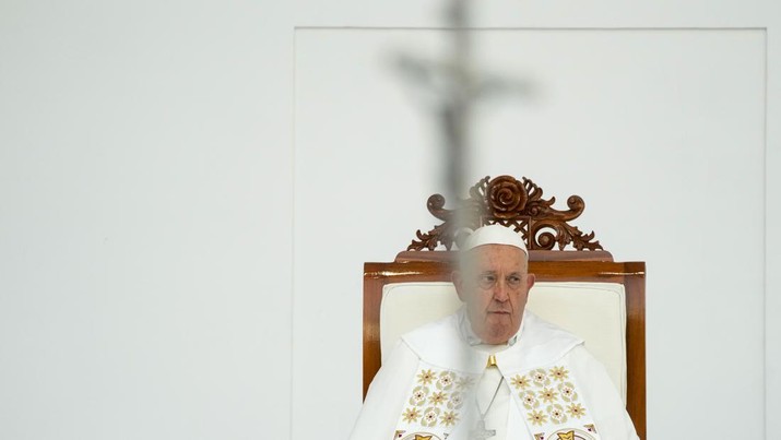 Pope Francis presides over a memorial mass in the name of Saint Mother Teresa of Calcutta for some 60 thousand faithful inside Jakarta's Gelora Bung Karno stadium, Thursday, Sept. 5, 2024. Francis traveled to Indonesia, at the start of an 11-day, four-nation trip to Asia and Oceania, to encourage Indonesia to combat religiously inspired violence and pledge the Catholic Church's commitment to greater fraternity. (AP Photo/Gregorio Borgia)