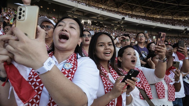 People wait for the arrival of Pope Francis before a mass at the Gelora Bung Karno Stadium in Jakarta, Thursday, Sept. 5, 2024. (Yasuyoshi Chiba/Pool Photo via AP)