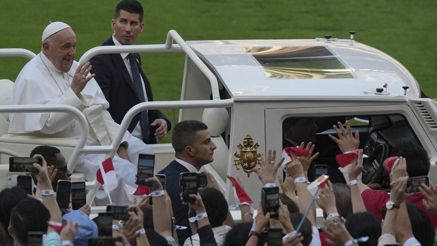Pope Francis arrives to lead the holy mass at Gelora Bung Karno Stadium in Jakarta, Indonesia, Thursday, Sept. 5, 2024. (AP Photo/Dita Alangkara, Pool)