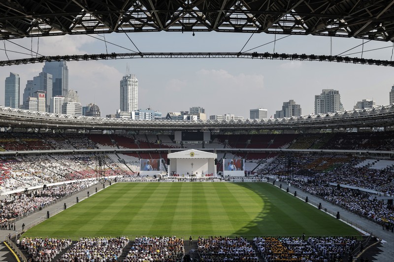 Indonesia Asia Pope People wait for the arrival of Pope Francis before a mass at the Gelora Bung Karno Stadium in Jakarta, Thursday, Sept. 5, 2024. (Yasuyoshi Chiba/Pool Photo via AP)
