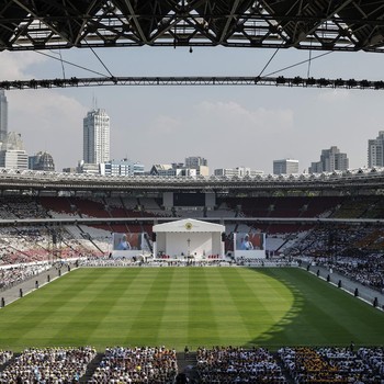 'Laut' Manusia! Potret Paus Misa Akbar di GBK, Bak Konser Raksasa