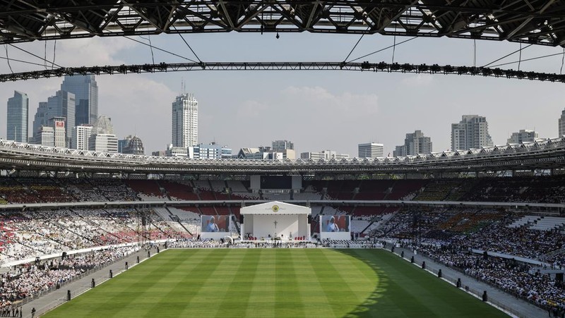 People wait for the arrival of Pope Francis before a mass at the Gelora Bung Karno Stadium in Jakarta, Thursday, Sept. 5, 2024. (Yasuyoshi Chiba/Pool Photo via AP)