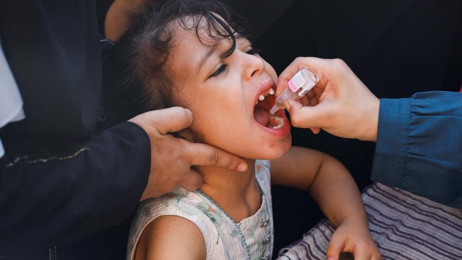 A Palestinian girl is vaccinated against polio, amid the Israel-Hamas conflict, in Khan Younis in the southern Gaza Strip, September 5, 2024. REUTERS/Mohammed Salem