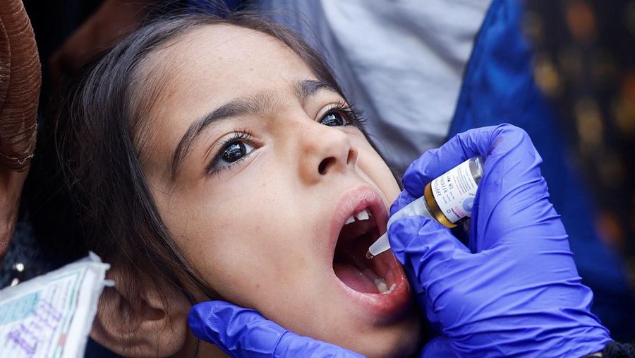 A Palestinian girl is vaccinated against polio, amid the Israel-Hamas conflict, in Khan Younis in the southern Gaza Strip, September 5, 2024. REUTERS/Mohammed Salem