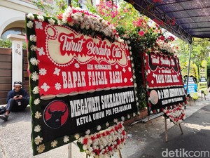 Karangan Bunga dari Megawati hingga Zulhas Berjejer di Rumah Duka Faisal Basri