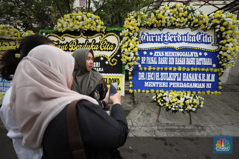 Karangan bunga sebagai bentuk ucapan duka cita, terus berdatangan ke kediaman ekonom senior Universitas Indonesia (UI) almarhum Faisal Basri di Kompleks Gudang Peluru Blok A 60, Tebet, Jakarta, Kamis, (5/9/2024). Karangan bunga sebagai bentuk ucapan duka cita, terus berdatangan ke kediaman ekonom senior Universitas Indonesia (UI) almarhum Faisal Basri di Kompleks Gudang Peluru Blok A 60, Tebet, Jakarta, Kamis, (5/9/2024). (CNBC Indonesia/Tri Susilo)