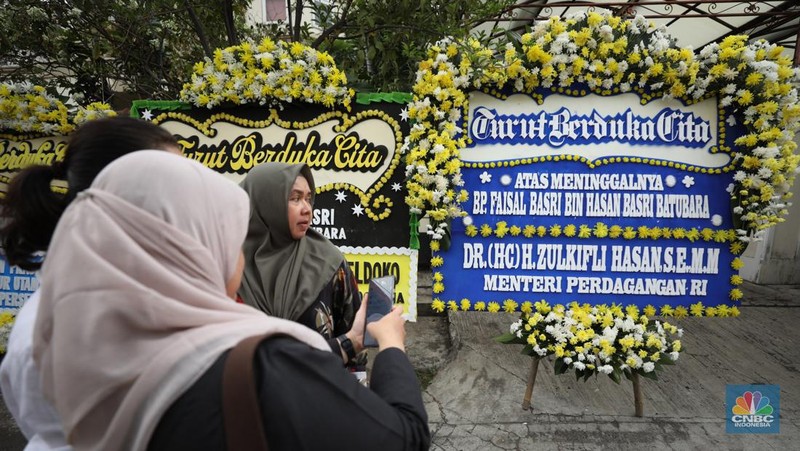 Karangan bunga sebagai bentuk ucapan duka cita, terus berdatangan ke kediaman ekonom senior Universitas Indonesia (UI) almarhum Faisal Basri di Kompleks Gudang Peluru Blok A 60, Tebet, Jakarta, Kamis, (5/9/2024). (CNBC Indonesia/Tri Susilo)