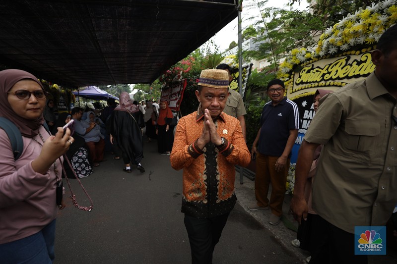Karangan bunga sebagai bentuk ucapan duka cita, terus berdatangan ke kediaman ekonom senior Universitas Indonesia (UI) almarhum Faisal Basri di Kompleks Gudang Peluru Blok A 60, Tebet, Jakarta, Kamis, (5/9/2024). Karangan bunga sebagai bentuk ucapan duka cita, terus berdatangan ke kediaman ekonom senior Universitas Indonesia (UI) almarhum Faisal Basri di Kompleks Gudang Peluru Blok A 60, Tebet, Jakarta, Kamis, (5/9/2024). (CNBC Indonesia/Tri Susilo)