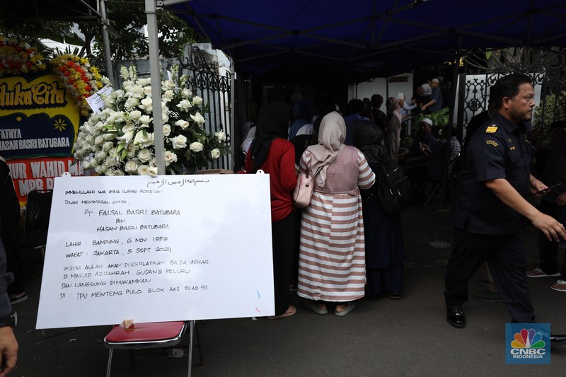 Karangan bunga sebagai bentuk ucapan duka cita, terus berdatangan ke kediaman ekonom senior Universitas Indonesia (UI) almarhum Faisal Basri di Kompleks Gudang Peluru Blok A 60, Tebet, Jakarta, Kamis, (5/9/2024). Karangan bunga sebagai bentuk ucapan duka cita, terus berdatangan ke kediaman ekonom senior Universitas Indonesia (UI) almarhum Faisal Basri di Kompleks Gudang Peluru Blok A 60, Tebet, Jakarta, Kamis, (5/9/2024). (CNBC Indonesia/Tri Susilo)