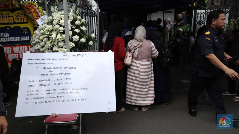 Karangan bunga sebagai bentuk ucapan duka cita, terus berdatangan ke kediaman ekonom senior Universitas Indonesia (UI) almarhum Faisal Basri di Kompleks Gudang Peluru Blok A 60, Tebet, Jakarta, Kamis, (5/9/2024). (CNBC Indonesia/Tri Susilo)