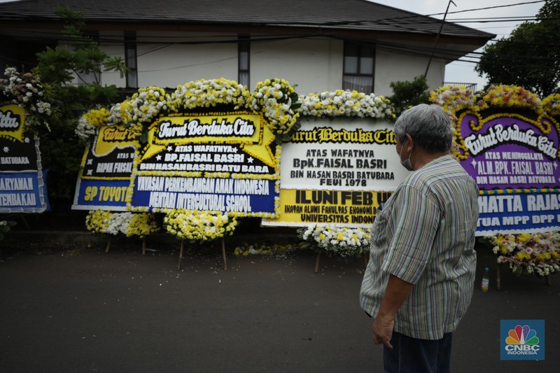 Karangan bunga sebagai bentuk ucapan duka cita, terus berdatangan ke kediaman ekonom senior Universitas Indonesia (UI) almarhum Faisal Basri di Kompleks Gudang Peluru Blok A 60, Tebet, Jakarta, Kamis, (5/9/2024). (CNBC Indonesia/Tri Susilo)