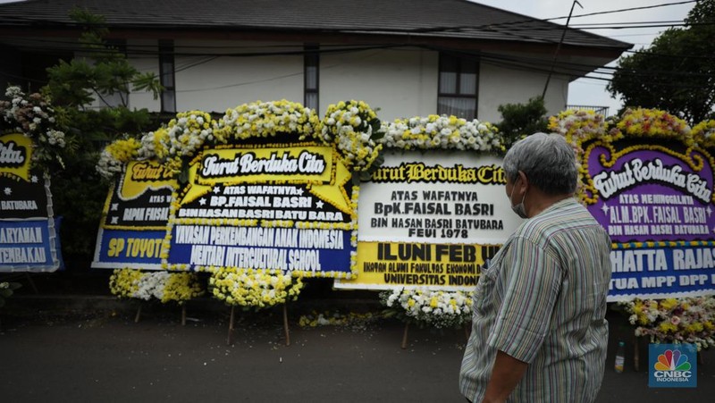 Karangan bunga sebagai bentuk ucapan duka cita, terus berdatangan ke kediaman ekonom senior Universitas Indonesia (UI) almarhum Faisal Basri di Kompleks Gudang Peluru Blok A 60, Tebet, Jakarta, Kamis, (5/9/2024). (CNBC Indonesia/Tri Susilo)