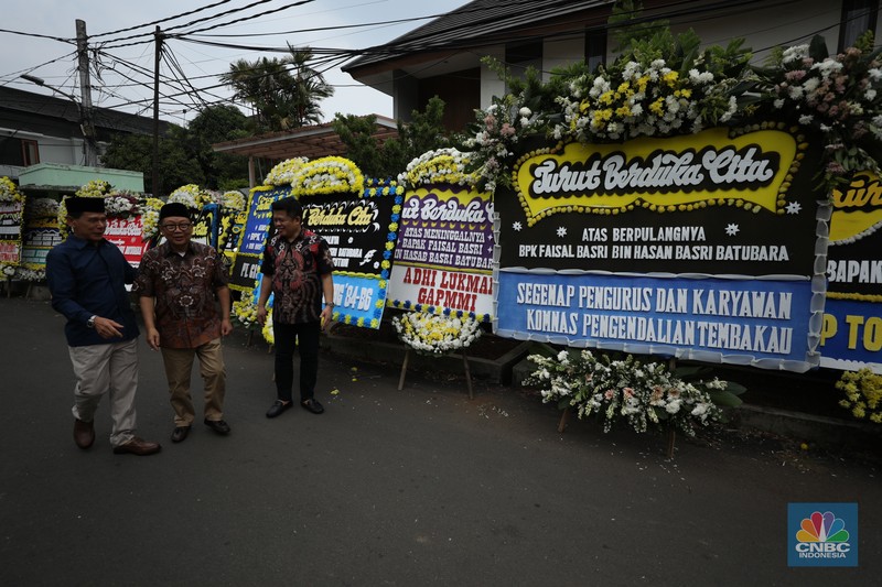 Karangan bunga sebagai bentuk ucapan duka cita, terus berdatangan ke kediaman ekonom senior Universitas Indonesia (UI) almarhum Faisal Basri di Kompleks Gudang Peluru Blok A 60, Tebet, Jakarta, Kamis, (5/9/2024). Karangan bunga sebagai bentuk ucapan duka cita, terus berdatangan ke kediaman ekonom senior Universitas Indonesia (UI) almarhum Faisal Basri di Kompleks Gudang Peluru Blok A 60, Tebet, Jakarta, Kamis, (5/9/2024). (CNBC Indonesia/Tri Susilo)