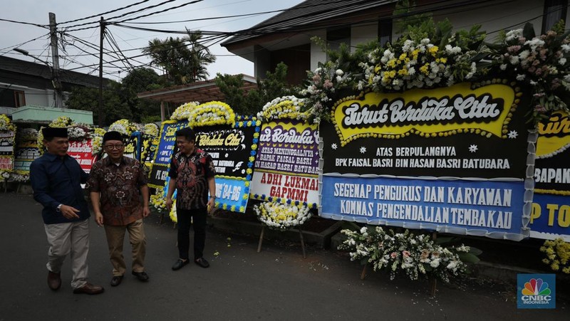 Karangan bunga sebagai bentuk ucapan duka cita, terus berdatangan ke kediaman ekonom senior Universitas Indonesia (UI) almarhum Faisal Basri di Kompleks Gudang Peluru Blok A 60, Tebet, Jakarta, Kamis, (5/9/2024). (CNBC Indonesia/Tri Susilo)