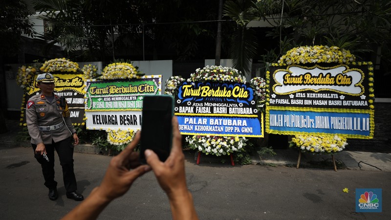 Karangan bunga sebagai bentuk ucapan duka cita, terus berdatangan ke kediaman ekonom senior Universitas Indonesia (UI) almarhum Faisal Basri di Kompleks Gudang Peluru Blok A 60, Tebet, Jakarta, Kamis, (5/9/2024). Karangan bunga sebagai bentuk ucapan duka cita, terus berdatangan ke kediaman ekonom senior Universitas Indonesia (UI) almarhum Faisal Basri di Kompleks Gudang Peluru Blok A 60, Tebet, Jakarta, Kamis, (5/9/2024). (CNBC Indonesia/Tri Susilo)