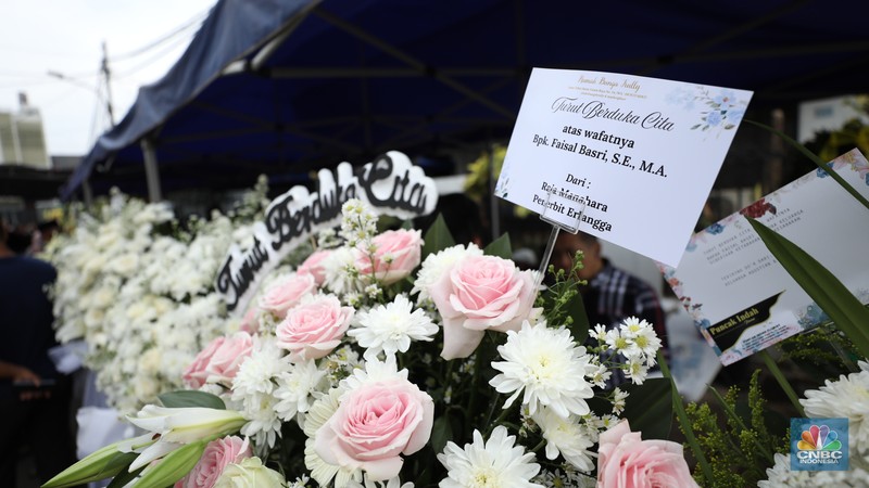 Karangan bunga sebagai bentuk ucapan duka cita, terus berdatangan ke kediaman ekonom senior Universitas Indonesia (UI) almarhum Faisal Basri di Kompleks Gudang Peluru Blok A 60, Tebet, Jakarta, Kamis, (5/9/2024). Karangan bunga sebagai bentuk ucapan duka cita, terus berdatangan ke kediaman ekonom senior Universitas Indonesia (UI) almarhum Faisal Basri di Kompleks Gudang Peluru Blok A 60, Tebet, Jakarta, Kamis, (5/9/2024). (CNBC Indonesia/Tri Susilo)
