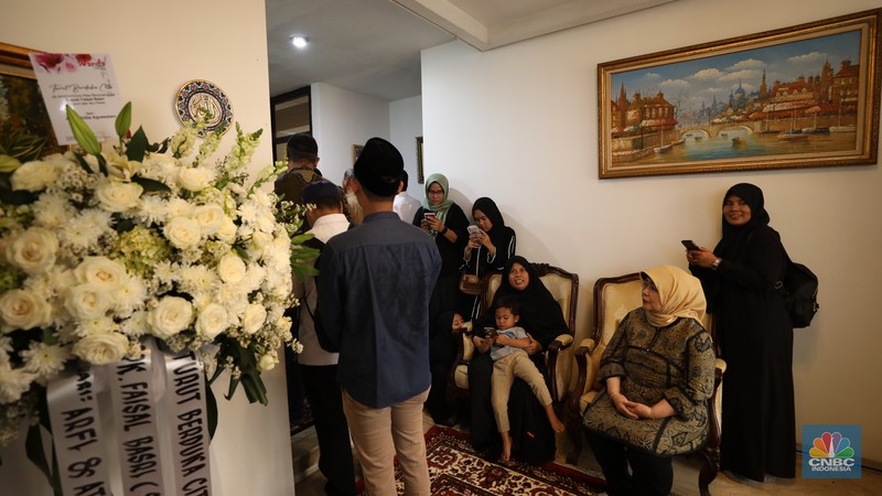 Karangan bunga sebagai bentuk ucapan duka cita, terus berdatangan ke kediaman ekonom senior Universitas Indonesia (UI) almarhum Faisal Basri di Kompleks Gudang Peluru Blok A 60, Tebet, Jakarta, Kamis, (5/9/2024). (CNBC Indonesia/Tri Susilo)