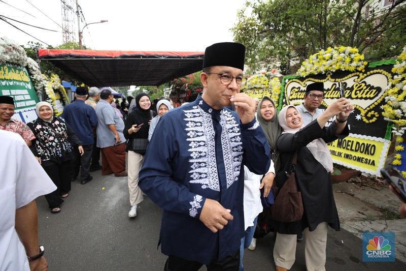Karangan bunga sebagai bentuk ucapan duka cita, terus berdatangan ke kediaman ekonom senior Universitas Indonesia (UI) almarhum Faisal Basri di Kompleks Gudang Peluru Blok A 60, Tebet, Jakarta, Kamis, (5/9/2024). Karangan bunga sebagai bentuk ucapan duka cita, terus berdatangan ke kediaman ekonom senior Universitas Indonesia (UI) almarhum Faisal Basri di Kompleks Gudang Peluru Blok A 60, Tebet, Jakarta, Kamis, (5/9/2024). (CNBC Indonesia/Tri Susilo)