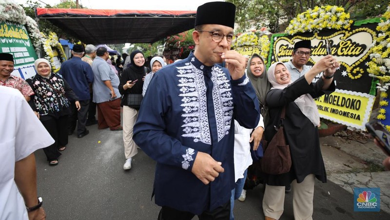 Karangan bunga sebagai bentuk ucapan duka cita, terus berdatangan ke kediaman ekonom senior Universitas Indonesia (UI) almarhum Faisal Basri di Kompleks Gudang Peluru Blok A 60, Tebet, Jakarta, Kamis, (5/9/2024). (CNBC Indonesia/Tri Susilo)