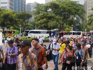 Jemaat Mulai Ramai Berdatangan di Kawasan GBK Jelang Misa Paus Fransiskus