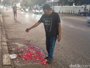 Keluarga Korban Tewas Kecelakaan Truk Tangki Plumpang Tabur Bunga di TKP