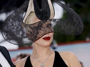 Lady Gaga Ungkap Alasan Tak Mau Bantah Gosip Bahwa Dirinya Pria