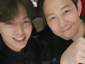 Viral Foto Lee Min Ho & Lee Jung Jae Pegangan Tangan, Kedekatannya Disorot