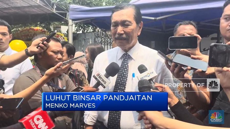 Menko Marves Luhut Binsar Pandjaitan melayat ke rumah duka ekonom UI, Faisal Basri di kompleks Gudang Peluru, Tebet, Jakarta Selatan pada Kamis (5/9) siang.