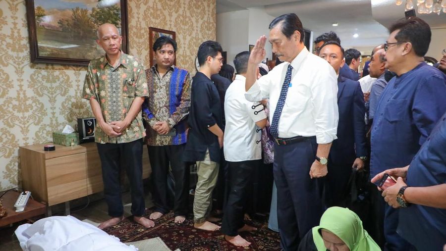 Menko Marves, Luhut Binsar Pandjaitan saat melayat mendiang Faisal Basri. (Dok. Humas Kemenko Marves)