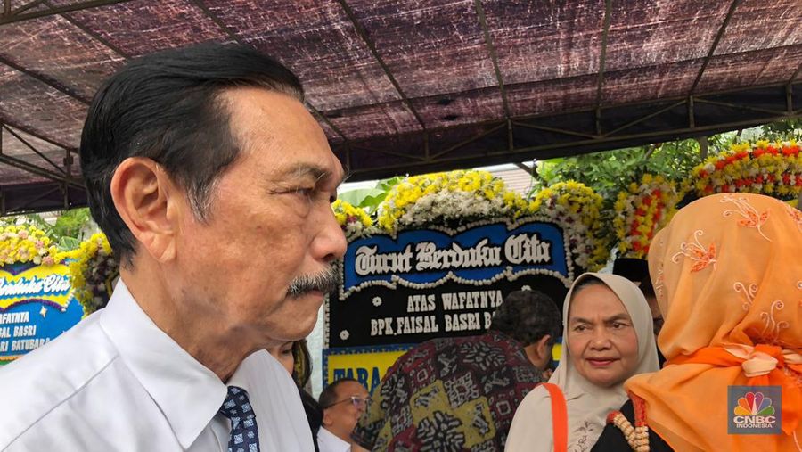 Menko Marves, Luhut Binsar Pandjaitan tiba di kediaman Faisal Basri. (CNBC Indonesia/RIndi Salsabila)