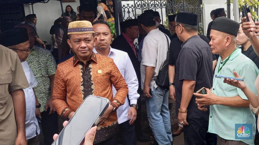 Menteri ESDM, Bahlil Lahadalia saat melayat ke mendiang Faisal Basri di kediamannyadi Komplek Gudang Peluru, Jakarta Selatan, Kamis (5/9/2024). (CNBC Indonesia/Arrijal Rachman)