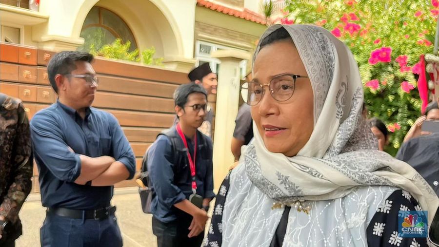 Menteri Keuangan, Sri Mulyani Indrawati saat melayat mendiang Faisal Basri di kediamannya di Komplek Gudang Peluru, Jakarta Selatan, Kamis (5/9/2024). (վ/RIndi Salsabila)