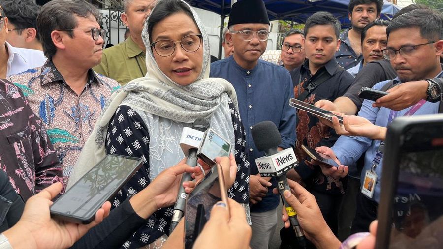 Menteri Keuangan Sri Mulyani Indrawati ditemani suami Tonny Sumartono melakukan takziah untuk almarhum Faisal Basri, di Gudang Peluru, Jakarta, Kamis (5/9/2024).